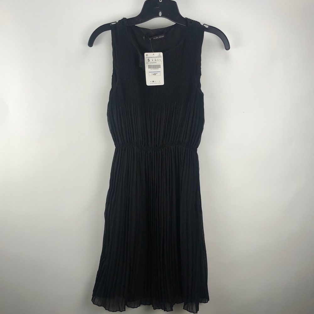 NWT BLACK PLEATED ZARA DAY DRESS SIZE SMALL